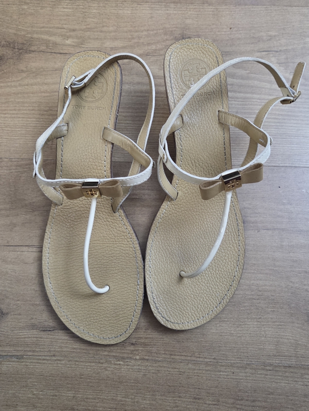 Tory Burch Kailey Wedge Thong Bow Logo Sandals - Picture 4 of 12